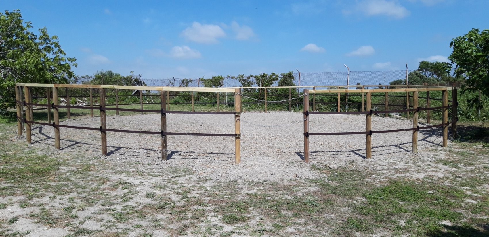 Fenced circular exercise pen